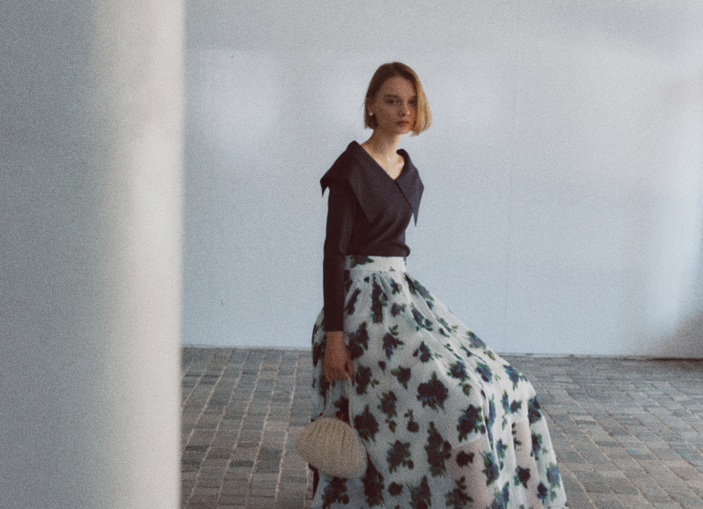 試着のみ美品☆ 遣う TiaraゴールドラインVネックカーディガン  